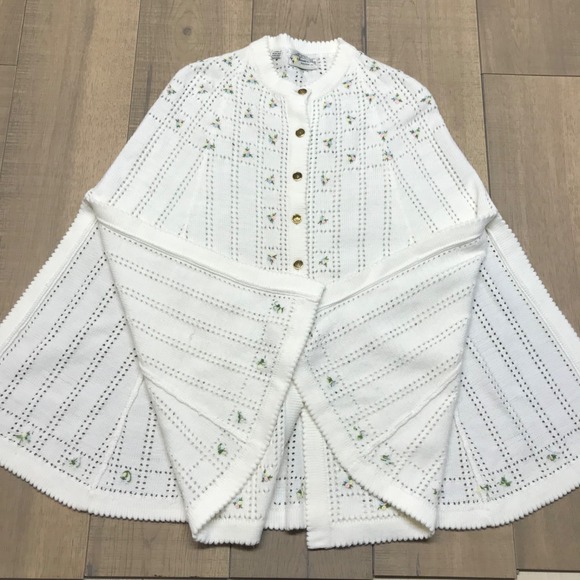 Vintage Sweater Bee by Banff Poncho Cape Womens White embroidered Floral Cottage - Picture 8 of 12